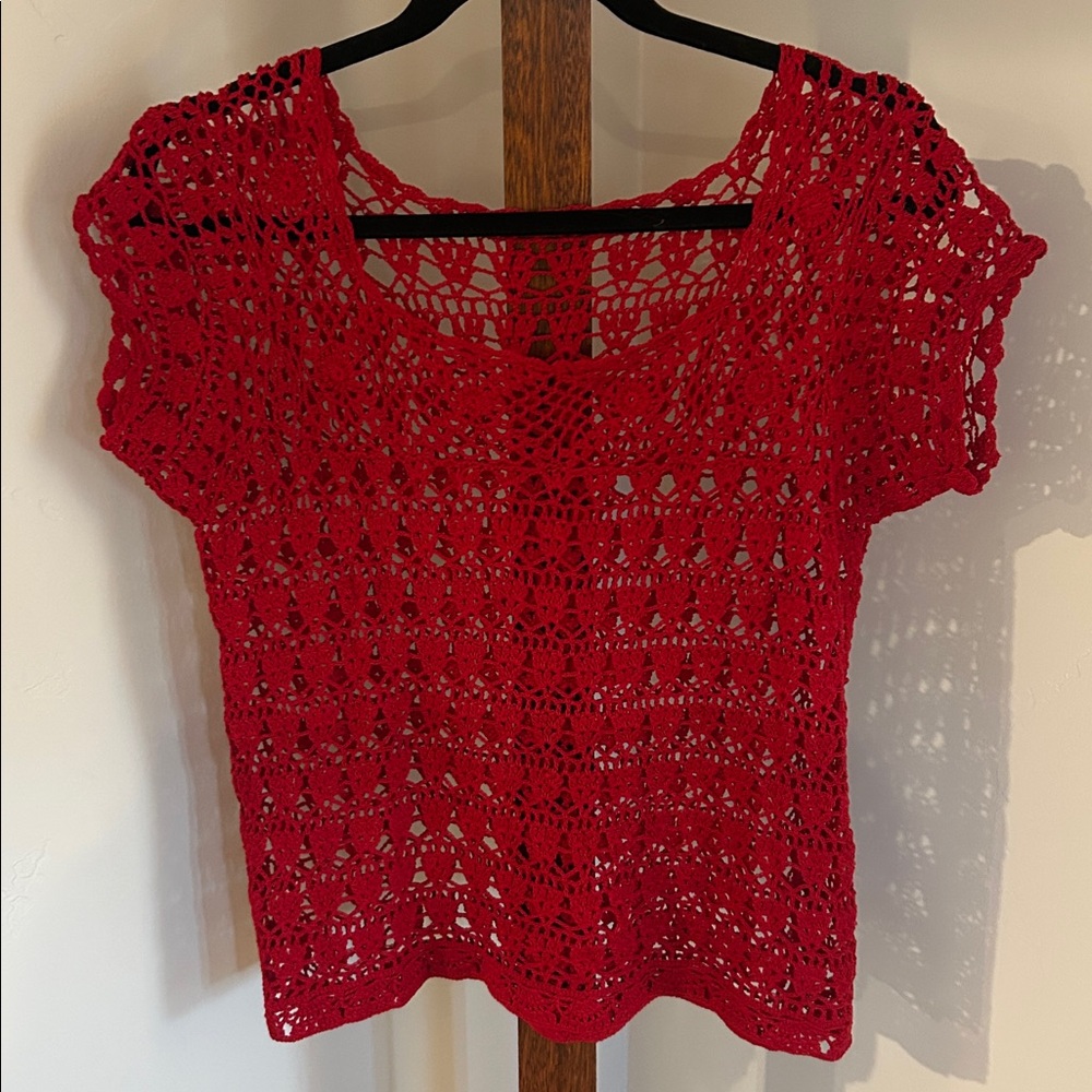 Red Crochet Women’s Short Sleeve‎ scoop neck Top great for layering NOTE ** M